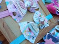 Los más lindos accesorios para las princesas de la casa 👸  Te gusta alguno en especial?  Contáctanos al DM o WhatsApp para mayor información (link directo en nuestro perfil)  #lazosparabebes #lazosdemoda #modelbaby #modaparaniñas #milkycreaciones #milkylazos #cintasestampadas #maxibows #bowsforgirls #bowsbowsbows #hairclips #hairbowshop