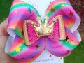 Lazo mediano estampado una bella opción para tu princesa.  Puedes pedirlo a través del DM o WhatsApp 04123549748  #lazospersonalizados #lazosdemoda #lazosmedianos #milkycreaciones #milkylovers #moda #tendenciaenlazos