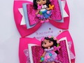 ¿Cuál es tu favorita?  A. Mirabel B. Isabella  🌸🌼💮🌺🌸🌼💮🌺🌸🌼🌺💮🌼  Recuerda somos tienda virtual, hacemos entregas personales en Porlamar y envíos nacionales e internacionales.  #encantodisney #milkycreaciones #milkylovers #bowsforgirls #encantobruno #encantomirabel #encantoisabela #lazospersonalizados