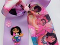 Si tu princesa es fanática de Encanto, la nueva película de Disney amará éste bello maxi lazo   Pídelos a través del DM o WhatsApp   ✓Somos tienda virtual ✓ Hacemos envios nacionales e internacionales ✓Entregas personales en Porlamar  #encantoparty #encantodisney #encantoisabela #lazosdemoda #encantobows #milkycreaciones #milkylovers #lazospersonalizados