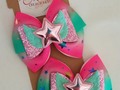Los lazos son el complemento perfecto para los outfits de tu princesa.  Los podemos hacer a tu gusto desde los más básicos hasta los más elegantes, solo contáctanos al DM o WhatsApp para mayor información.  #lazosycintillos #cintillos #momentrepreneur #fashionstyle #fashionkids #lazosclasicos #paresdelazos #modaparaniñas #milkycreaciones #milkylovers