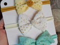 Me encantaron, son bandanitas de algodón con lazos en cinta de pana. No pesan ni molestan 💐  Pídelos al DM o WhatsApp   #babyshower #babygirl #bandanas #lazada #milkylovers #mommy #mom #baby
