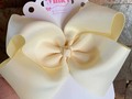 Beige un color sobrio y elegante indispensable para las princesas 😍  ✈️ Hacemos envíos a todo el país  🛍️ Ventas al mayor y detal   #lazada #bowsbowsbows #lifestyle #mommy #lazosalmayor #lazosparaelcabello #lazosparaniñas #milkylovers #milkycreaciones