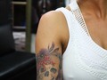 Flores para la calevera de mi amiga @xl_0506 siempre un placer tatuarte... #flowers #flores #freehand #tattoo #tatuaje #inkedup #inkedgirls #colortattoo #lienzovivo @lienzovivo #tattooshop #miloguecha #tattooartist #bogotá #colombia