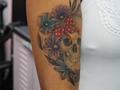 Flores para la calevera de mi amiga @xl_0506 siempre un placer tatuarte... #flowers #flores #freehand #tattoo #tatuaje #inkedup #inkedgirls #colortattoo #lienzovivo @lienzovivo #tattooshop #miloguecha #tattooartist #bogotá #colombia
