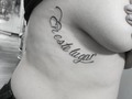 #femaletattoo #tattoo #lettering "En este lugar" to @imgabrielacast @lienzovivo #tattooshop #bogota #colombia