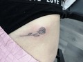 #smalltattoo #fineline #tattoo #finelinetattoo #rose #rosetattoo #rosa #miloguecha @lienzovivo #tattooshop #bogota #colombia