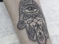 Tatuaje para mi amiga @carolina_caceres_111  #hamsa #hamsatattoo #manodefatima #blackworktattoo #tattoo #miloguecha #bogota #colombia #lienzovivo #tattooshop @lienzovivo