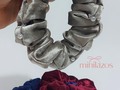 Scruchies de terciopelo 🎀  Aquí abajito les dejo algunos de los beneficios de usar Scrunchies (para mi los más importantes):  ✔️ Evitan la ruptura del cabello  ✔️ Fáciles de retirar y sin hacer tirones  ✔️ Puedes realizar distintos estilos de peinado  Que esperas para comprar la tuya? Contactanos 😉  #minilazos #hairbows #scrunchies #colas #velvet #lazos #accesoriosparaelcabello #madewithlove #puntofijo#venezuela