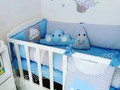 Grises y azules una linda combinación para decorar el espacio de tu bebė.  Personaliza a tu gusto sin costo adicional. #lenceriasparabebe #cunas #comodas #nidosparabebes #cojindelactancia #mama ##baby #babyshower #mamaenespera #vinilos #retablos