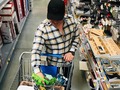 Fui a pedir trabajo a Walmart y me enseñaron estas fotos para ver si reconocía a esta persona que siempre se come las uvas mientras anda por los pasillos de Walmart 😂
