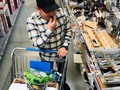 Fui a pedir trabajo a Walmart y me enseñaron estas fotos para ver si reconocía a esta persona que siempre se come las uvas mientras anda por los pasillos de Walmart 😂