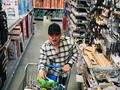Fui a pedir trabajo a Walmart y me enseñaron estas fotos para ver si reconocía a esta persona que siempre se come las uvas mientras anda por los pasillos de Walmart 😂