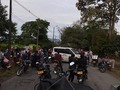 #Protestaciudadana Habitantes de las veredas Caños Negros, Indostán, Mi Llanito, El Guamo y Juan Bosco no permiten el paso de automotores en la vía hacia ese sector de Villavicencio. El reclamo se da ante el mal estado del carreteable. Piden la presencia de los gobernantes y establecer acuerdos que permitan la recuperación de la deteriorada arteria vial.