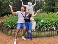 Yo sé que somos de tus mejores guerreros pero, ¿y si nos tomamos una vacaciones?  😂😂 (nosotros imitabamos la pose de la estatua en el Jardín Botánico)  Muchos hacemos estas preguntas y planteos, pero no nos damos cuenta que caemos en un círculo de negatividad e inconformidad.   Nada de quejas, si supiéramos lo cerca que estamos de ver los frutos de nuestro esfuerzo, no perderíamos tanto tiempo quejándonos. Y obvio que es válido estar agotado, pero solo debemos descansar y seguir adelante.   "Vengan a mi todos ustedes que están cansados y agobiados, y yo les daré descanso" Mateo 11:28