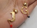#iniciales 🥰 bellísimas para complementar tu #oufitstyle las quieres pregunta a mi #dm. Ya estamos a mitad 🍉 de semana ❣️ creando para ti 🥂 #accesorios #orfebregocha #oro #women #diseño #hechoamano #cadena