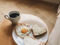 Happy Self-Valentine’s Day ♥️ Para mi la mejor manera de celebrar algo es COMIENDO POR ELLO.  Así que decidí hacerme un riquísimo desayuno muy propio para la fecha. Corazón y huevo forevaaa. Si tiene esas dos cosas ¿que puede salir mal, no?  #moiraful #valentines #happyvalentines #sanvalentin #heart #egg #breakfast