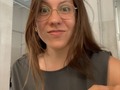 Resumen de la semana:  1. Tengo tanto trabajo que sometimes necesito un break/descarga de energía y me pongo @oscarcitomundo para recordarme que ni que se pongan los patines me van a alcanzar.  2- Pato cumplió 1 año.  3- Me hice analíticas en general y tenía la tensión en 80/60 🫠🥲 4- Grabamos contenido PODEROSO🔥 para @naggura  5- Mi hermano me invitó a una parrilla en su casa y fui el día que no era.  6- Esta es una de las fotos que le mostré al dermatólogo para que viera otra de las formas en las que se me manifiesta la dermatitis 🫣😮‍💨 así son mis manos al salir de la ducha siempre.   ¿Qué tal fue tu semana?  #moiraful #weekdump #tecuentoloquese #contentcreatorbarcelona #influencerbarcelona