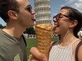 Día 4: La Spezia-Pisa 🇮🇹✨  Fue un día intenso 🫠 mucho sol, tensión y deshidratación 😂 llegamos a la cumbre del turismo con esta foto 😅🔥  Pisa es la ciudad más rara que he conocido. Luego les explico 🤟🏼😮‍💨  #moiraful #tecuentoloquese #pisa #msccruises #mscseaview #italia