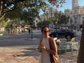 Valencia día 2: 1) Parezco de Mallorca pa’l mundo.  2) Disfrutamos el día en playa de las arenas 🌴 3) 2 italianas haciendo un karaoke en el taxi para aprender la letra de #losdelespacio 4) fuimos a conocer el centro de la ci  5) probé los tradicionales #fartons 10/10 6) foto mega turista en una plaza donde habían al menos 3 parejas de casados tomando fotos de bodas.  7) MOOD del taxi de la noche, ameritaba porque de vaina no llegábamos (vivas) 8) @elinfanterestaurante ESPECTACULAR ✨  9) el bar MÁS RARO al que había ido jamás….  10) terminamos rumbeando en plena ciudad de las artes y las ciencias 🥴🫠🫣  #moiraful #moira #valencia