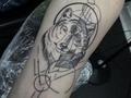 Tatuaje del día Una pieza que combina la geometría y las facciones de un #lobo  #moshimatattoo  #tattooart #geometrictattoo #lobotatoo