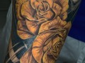 Buenas noches acá les presento esta linda pieza de dos #rosas #amarillas donde use una técnica de #tattoorealismoacorlor..   #moshimatattoo #tattooink #tattoopanama #realismoacolortattoo  #tattooworldhöör
