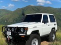 Disponible   Toyota Land Cruiser serie 71, mejor conocido en en venezuela como (machito), este vehículo es del año 2007 y cuenta con 24.000 KM de recorrido, ademas tiene algunos extras como:   - Parachoques delantero ARB. - Suspensión 2 pulgadas OLD MAN EMU. - Snorke SAFARI. - Whinche. - PORTA BIDÓN CON BIDÓN DE 20 Lts de combustible. - 2 Faros IPF . . Vehículo en perfecto estado, listo para viajar, vivir o disfrutar todo tipo de aventuras… . . #motorescoloniatovar #clasicoscoloniatovar #toyota #toyotaenventa #landcruiser #venta   .  Pensando en su comodidad ahora los vehículos publicados en @motores_colonia_tovar_ca podemos mostrarlos en Caracas bajo previa Cita.  Además contamos con servicio de grúa a nivel nacional.  Si deseas mayor inf Contáctanos a través whatsapp o Dm.  04129625294/04129881386/04129988829 . Síguenos en  @motores_colonia_tovar_ca @motores_colonia_tovar_ca @motores_colonia_tovar_ca . #motorescoloniatovar #clasicoscoloniatovar  #ventas #macho #macho2007 #aventuras #todoterreno