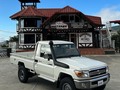 Ya haz visto la nueva Toyota Land Cruiser serie 79 cabina sencilla; es un vehículo diseñado para caminos difíciles, superando cualquier tipo de obstáculo; igual que sus antecesores, está camioneta viene con un sistema de doble tanque de combustible original, con una capacidad de 180 litros; además cuenta con gran capacidad de carga impulsada con su motor V6 1GR y una caja de 5 velocidades…  Es un vehículo 2023 0 kilómetros, a estrenar; ideal para ser usado en fincas, campos, trabajo de carga, excelente para carreteras exigentes… .  . Pensando en su comodidad ahora los vehículos publicados en @motores_colonia_tovar_ca podemos mostrarlos en Caracas bajo previa Cita.  Además contamos con servicio de grúa a nivel nacional.  Si deseas mayor inf Contáctanos a través whatsapp o Dm.  04129881386/04129625294/04129988829 . Síguenos en  @motores_colonia_tovar_ca @motores_colonia_tovar_ca @motores_colonia_tovar_ca . #motorescoloniatovar #clasicoscoloniatovar #toyota #landcruiser #finca #barinas #merida #socopodebarinas #apure #ciudadbolívar #upata #km88 #ganado #finqueros #