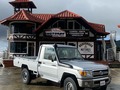 ¡Atención amantes de los vehículos todo terreno!  Tenemos una increíble y poderosa Toyota Land Cruiser serie 79 cabina sencilla. Esta camioneta es la compañera perfecta para cualquier aventura off-road y trabajo de campo, con su resistente estructura y gran capacidad de carga. Además, su interior espacioso y cómodo la hace ideal para viajes largos o trabajo pesado. No pierdas la oportunidad de ser el orgulloso dueño de esta joya todoterreno. Contáctanos hoy mismo para obtener más detalles e información acerca de cómo comprarla.  .  . Pensando en su comodidad ahora los vehículos publicados en @motores_colonia_tovar_ca podemos mostrarlos en Caracas bajo previa Cita.  Además contamos con servicio de grúa a nivel nacional.  Si deseas mayor inf Contáctanos a través whatsapp o Dm.  04129881386/04129625294/04129988829 . Síguenos en  @motores_colonia_tovar_ca @motores_colonia_tovar_ca @motores_colonia_tovar_ca . #motorescoloniatovar #clasicoscoloniatovar #toyota #landcruiser #finca #barinas #merida #socopodebarinas #apure #ciudadbolívar #upata #km88 #ganado #finqueros #