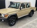 EDICIÓN LIMITADA 70 ANIVERSARIO  ¿Que te parece esta camioneta?  Toyota Land Cruiser (Hembrita doble cabina) serie LC79 LX 2022; está camioneta es Edición Limitada 70 Aniversario, Sincrónica 4x4 con un motor 6Cil de 4.0L. . Estas son algunas de sus características más resaltantes: . - Tapiceria en cuero. - Cámara de retroceso. - Winche. - Snorkel. -Bloqueador de diferencial delantero y trasero. - Rines deportivos. - Acabados en maderas. - Vidrios y seguros eléctricos. - Faros antiniebla. . Pensando en su comodidad ahora los vehículos publicados en @motores_colonia_tovar_ca podemos mostrarlos en Caracas bajo previa Cita.  Además contamos con servicio de grúa a nivel nacional.  Contáctanos a través whatsapp para agendar una cita 04129881386/04129625294/04129988829 . Síguenos en  @motores_colonia_tovar_ca @motores_colonia_tovar_ca @motores_colonia_tovar_ca . #landcruiser #landcruiservenezuela #meru #meruenventa #toyotaenventa #ventadevehiculo #toyotafortuner #ventasdecarros  #coloniatovarventacarros #concecionario #concesionariodebehiculos #consignacion #empresario #ganadero  #toyota  #motorescoloniatovar #fincasyganados #llano #llanodevenezuela #motorescoloniatovar #carrosven #ventasdevehiculos #toyotavenezuela #landcruiser