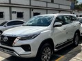 Fortuner VX.R 2023 Este modelo está equipado con mucha tecnología para brindase un gran confort y una excelente experiencia de manejo, entre sus características principales podemos destacar las siguentes: - Encendido inteligente - Cámara de retroceso con visión 360 - Sensores de aproximación delanteros y traseros  - Volante multifuncional con cambios de velocidades - Pantalla DVD con CarPlay - Pantallas traseras de infoentretenimiento  - Luces led  - Rines de lujo - Asientos eléctricos y ventilados Está hermosa camioneta viene con un motor V6 acompañado de una caja de 7 velocidad automática y tracción en las 4 ruedas. .  Para mayor inf 04129881386 . .  #motorescoloniatovar #fortuner #toyota #ventadevehiculos #fortunerenventa