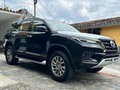 Fortuner VX.R 2023 Este modelo está equipado con mucha tecnología para brindar un gran confort y una excelente experiencia de manejo, entre sus características principales podemos destacar las siguentes: - Encendido inteligente - Cámara de retroceso con visión 360 - Sensores de aproximación delanteros y traseros  - Volante multifuncional con cambios de velocidades - Pantalla DVD con CarPlay - Pantallas traseras de infoentretenimiento  - Luces led  - Rines de lujo - Asientos eléctricos y ventilados Está hermosa camioneta viene con un motor V6 acompañado de una caja de 7 velocidad automática y tracción en las 4 ruedas. .  Para mayor inf 04129881386 . .  #motorescoloniatovar #fortuner #toyota #ventadevehiculos #fortunerenventa