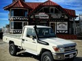 Toyota Land Cruiser serie 79 cabina sencilla; es un vehículo diseñado para caminos difíciles, superando cualquier tipo de obstáculo; está camioneta viene con un sistema de doble tanque de combustible original, con una capacidad de 180 litros; además cuenta con gran capacidad de carga impulsada con su motor V6 1GR y una caja de 5 velocidades…  Es un vehículo 2023 0 kilómetros, a estrenar; ideal para ser usado en fincas, campos, trabajo de carga, excelente para carreteras exigentes… .  . Pensando en su comodidad ahora los vehículos publicados en @motores_colonia_tovar_ca podemos mostrarlos en Caracas bajo previa Cita.  Además contamos con servicio de grúa a nivel nacional.  Si deseas mayor inf Contáctanos a través whatsapp o Dm.  04129881386/04129625294/04129988829 . Síguenos en  @motores_colonia_tovar_ca @motores_colonia_tovar_ca @motores_colonia_tovar_ca . #motorescoloniatovar #clasicoscoloniatovar #toyota #landcruiser #finca #barinas #merida #socopodebarinas #apure #ciudadbolívar #upata #km88 #ganado #finqueros #