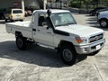 Toyota Land Cruiser serie 79 cabina sencilla; es un vehículo diseñado para caminos difíciles, superando cualquier tipo de obstáculo; está camioneta viene con un sistema de doble tanque de combustible original, con una capacidad de 180 litros; además cuenta con gran capacidad de carga impulsada con su motor V6 1GR y una caja de 5 velocidades…  Es un vehículo 2023 0 kilómetros, a estrenar; ideal para ser usado en fincas, campos, trabajo de carga, excelente para carreteras exigentes… .  . Pensando en su comodidad ahora los vehículos publicados en @motores_colonia_tovar_ca podemos mostrarlos en Caracas bajo previa Cita.  Además contamos con servicio de grúa a nivel nacional.  Si deseas mayor inf Contáctanos a través whatsapp o Dm.  04129881386/04129625294/04129988829 . Síguenos en  @motores_colonia_tovar_ca @motores_colonia_tovar_ca @motores_colonia_tovar_ca . #motorescoloniatovar #clasicoscoloniatovar #toyota #landcruiser #finca #barinas #merida #socopodebarinas #apure #ciudadbolívar #upata #km88 #ganado #finqueros #
