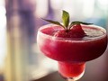 ¿Como hacer un Daiquiri en 🏠? Mukura te enseña ♥️ Un buen daiquiri, tal como en el caso de las margaritas, puede prepararse fácilmente con todo tipo de ingredientes.  Ingredientes:  1/2 taza de pulpa de fruta (elección a gusto) 2 oz de ron (también se puede utilizar vodka o gin) 1 oz de jugo de limón 2 cucharadas de azúcar 1 oz de licor (en lo posible uno del mismo sabor que las frutas escogidas) Hielo Copa para margaritas  Preparación:  Vierte todos los ingredientes en una licuadora y mezcla en potencia máxima hasta formar una mezcla espesa, suave y homogénea. Sirve en una copa para margaritas helada y ¡listo el daiquiri!