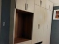 Un closet a la medida, para mantener organizada la habitación.  Mira cuanto espacio tienes para guardar, y hablemos del acabado elegido por nuestro cliente 🤩🤩🤩 el AB-Miel poro para los muebles interno y en los frentes color Gris Fantasía logra un diseño moderno que potencia al máximo la luz natural del espacio.  Bisagras y rieles #Blum Tirador tipo manija, acabado aluminio #habitaciones#diseñointeriores#Mueble#Arquictetura#Ambientes#ideas#closet#design#homedecor