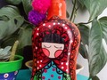 Hoy en día, existen varias versiones de estamuñeca rusa que es una muñeca dentro de una muñeca, dentro de otra muñeca, y así sucesivamente, las conoces, ¿verdad? La versión clásica es aquella con forma de una mujer vestida con ropas típicas rusas y un pañuelo en su cabeza, y el número de muñecas que puede tener un conjunto es de 5 a 30, ¿te imaginas una mamushka con 30 piezas? ¡Increíble!Las matrioskas nacen en un pequeño pueblo de Rusia llamado Serviev Posad donde había un mercado de pulgas muy peculiar que siempre estaba lleno de gente distinta, desde monjes a artesanos, y al que asistían muchas jovencitas con sus vestimentas típicas. Es así que las matrioskas nacen como representación de esas mujeres que vestían colorido para ir al mercado, que llevaban las canastas de la compra y siempre tenían alguna flor en las manos. Mucho se dice sobre el significado de la matrioska y una de las versiones es que se creía que era un símbolo de alegría, prosperidad y sabiduría, ya que al abrirse, revelaba lo que cada una tenía dentro y eso se interpretaba como una simbología de la representación interior de las personas. Otras teorías afirman que la mamushka significa fertilidad y maternidad debido a la herencia de su nombre.  Es increíble como cada cultura tiene su propio símbolo y tradición, y en este caso la mamushka tiene un significado muy importante para los rusos. ¿Cuál es el símbolo más importante que identifica a tu país? Cuéntanos.  #matrioskas, #rusia #valentinacarrero carrero