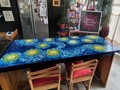 Les muestro otro espacio de mi casita, así quedó mi mesa, la Noche Estrellada que me enamora todos los días. @jimenaartvnzla y yo la hicimos después de planearlo muchas veces. Gracias Jimena por ser cómplice de mis antojos.   #valentinacarrero #creadoradearte #nocheestrellada #vangogh ##intervenir #decoración #hogar #arte #amistad #maturin #Venezuela