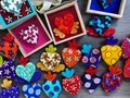 Muchos corazones para regalar en navidad, si vives Caracas puedes pasar por @tienda_krearte . #valentinacarrero #creadoradearte #corazones #decoración #colores #cuadros #regalarte #amor #marurin #caracas #venezuela🇻🇪