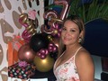 Dios me permitió llegar a la edad promedio del hombre en el mundo.  Los 37.   Los recibí como lo imaginé, aprendí hacerme cargo de lo que me hace feliz y desde ahí opero, desde la facilidad, felicidad y armonía.  En búsqueda de la coherencia. Entre lo que soy, lo que el cuerpo me dice, y lo que digo a través del lenguaje.   El tema es que -lo que soy-, tenía muchas capas, y justo en la transición a los 37 (pandemia) me “descubrí” mi otro yo. ¿Sabes cuál es tu otro yo? A ti que lees, te pregunto? Eso que eres y no publicas, eso que hablas a lo interno o a escondidas, en secreto. Eso también eres. Créeme no eres la foto que publicas en Instagram 😜 eres una MASA que se mueve y TRANSFIERE un mensaje. 🤭  En fin, los recibí feliz y por resonancia todos los que me acompañaron se lo disfrutaron hasta los niños, los papás relajados…la música, la vista, la brisa y el mar… con los 4 elementos… hasta a Venezuela llegó, hoy celebramos allá 🥺  Por resonancia hoy la gente amaneció con sueño pero con alegría, seguimos riéndonos de anoche y repasando las fotos…  Será una buena semana. ¡Gracias! Los cumplí feliz.