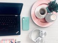 ¿Cómo hacer de tu hogar el mejor lugar para trabajar? • Busca un espacio con que reciba mucha luz. • Limpia la mesa y todo lo que pueda significar distracción visual. • Enciende una vela aromatizadora, esto ayuda a la relajación. • Puedes poner una matica cerca o algo que que le un poco de color a tu lugar. • Encuentra una silla cómoda o hazla cómoda poniendo cojines suaves. • Pon música. Sobretodo si tienes más gente al rededor, en estos casos recomiendo los audífonos para que te puedas concentrar con la música que más te guste. • Elige tus elementos de trabajo a tu gusto, identifícate con tus actividades y con lo que utilizas para hacerlas. • No olvides tu café o té para comenzar el día.  Disfruta este espacio y la gran ventaja que tienes de poder trabajar desde tu propia comodidad.