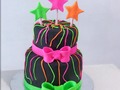 Las celebraciones con colores neones siempre harán parte de las diferentes opciones de temáticas. Contáctanos y has tu pedido por whatsapp, encuentra el número en nuestro perfil !!! #nani #nanireposteria #hechoconamor #neoncake #neonbarranquilla #celebracionesbarranquilla