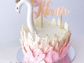 Qué tal esta torta para celebrar el primer mes de una pequeña clienta !!  Sabor a vainilla rellena de arequipe, cubierta con ganache de chocolate blanco y pequeñas plumas hechas con chocolate blanco!!  Contáctanos por whatsapp para hacer tu pedido al 301-2778590 #nani #nanireposteria #babyclientas #barranquilla #tortasbarranquilla