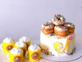Qué tal esta torta de Homero acompañada de mini tortas en forma de cerveza ???   #nani #nanireposteria #tortasbarranquilla #pudinesbarranquilla #lossimpsonscake #barranquilla
