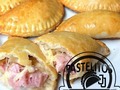 Pero los míos son de jamón y queso🤪😍 DE LOCURA!! Sólo un WhatsApp y los llevamos a la puerta de tu casa, ricos y calientes....
