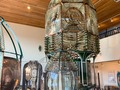 Bueno, hubo muchas cosas interesantes que aprendí que el día que fui al faro, entonces aprovecho estas fo para compartirles algunas de ellas: - El faro lleva el nombre del explorador español Juan Ponce De León, que desembarcó el 2 de abril de 1513 en algún lugar de la costa este de Estados Unidos, y nombró a esta nueva tierra "La Florida", y la reclamó para España. . - En el “Ponce de Leon Inlet Light Station” se exhiben el original lente Fresner fijo de primer orden fabricado en París en 1867 (por Barbier et Fenestre) y el lente rotativo de primer orden “Henry Lepaute”. . - Por otro lado el Barbier, Benard, et Turenne (lente Fresnel giratorio de tercer orden) original de 1904 fue restaurado y opera en el faro.