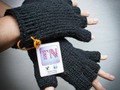 Día 12: Hands at work 🇪🇸Soy diestra 🙋, eso me facilita seguir la mayoría de las instrucciones de nuevos puntos en crochet, pero tengo una extraña manera de #Tejer en dos agujas, la explicación fácil es que aprendí una mala postura y cargo los puntos en la mano derecha, la misma que teje, eso no afecta el resultado pero en teoría me canso más 🤕. . 🇬🇧I am right handed 🙋, that makes it easier for me to follow most instructions for new stichtes in #Crochet, but I have a weird way to hold my #Knitting, the more simple explanation is that I learned a bad posture so I cast on the right ✋, the same that #Knits which doesn't really affects but in theory I tend to get tired 🤕 . #MarchMeetTheMaker #Handknit #Knitted