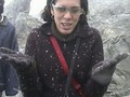 #TBT Nieve en mi cumpleaños: . . ❄ He subido dos veces al Teleférico de Mérida, la primera vez fue frío, obvio por la altura pero seco, lo blanco se veía a los lejos en el pico Bolívar. Fue un impresionante paseo pero no viví la experiencia completa de la nieve en el trópico. . ❄ Años después regresé en una época diferente del año, en Agosto, el día de mi cumpleaños parecía todo igual hasta Loma Redonda pero al llegar a #PicoEspejo todo el paisaje cambió. Estaba todo nevado había sucedido temprano. . ❄ oh Sorpresa, en el recorrido volvió a nevar, mientras aún estábamos allí. Fue la primera vez que sentí y toqué la nieve. Era justo y necesario para justificar mi atuendo de lana 😂. . P.D. Solo tejí la bandana. Mala idea, el coco lo tenía congelado. .  Love. Nina 😘