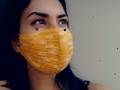 ¿Cómo diseñar un Tapabocas Tejido? . 🏷 Materiales: Las fibras para #tejer son muy variadas, pero hay que ser realistas, en un #tapabocas no se deben usar fibras naturales o muy densas, si bien se trata de construir una barrera recordemos que estará en nuestra nariz y boca, por lo que también bloqueará la respiración. El uso de materiales gruesos o acrílicos (muchos se despelucan) no es el más apropiado, por ello me inclino a las fibras finas de algodón que son ligeras y frescas, mi favorito para este proyecto el algodón mecerizado. . 🏷 Diseño: Las formas son variadas y pueden terminar en elásticas para las orejas o amarres detrás de la cabeza, pero en general no elegir una forma geométrica, sino anatómica. No debe quedar muy ajustado ni muy suelto y debe cubrir a la vez la nariz y la boca sin que queden espacios entre la cara y la #mascarilla. En un extremo incluir un reborde para moldear alrededor de la nariz, para así dar orientación de cuál es la parte superior y facilitar su postura. . 🏷 Filtro: Utilizar un filtro desechable, éste se inserta en un bolsillo interno. Algunos filtros caseros pueden ser los de aspiradora o café, pero estos no cumplen los estándares para protegerse contra micropartículas. Las mascarillas #HechaoAMano no son comparables con las de laboratorios, su uso es para salir a la calle si estamos sanos y no vamos a tener contacto directo con nadie. . 🏷 Lavado: Recomendar su reutilización al desinfectar lavándolas con detergente normal y agua a temperatura entre 60º-90º, otras medidas pueden incluir variaciones de acuerdo a las instrucciones propias del fabricante de hilos. . Love. Nina 😘