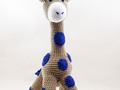 #TBT he estado haciendo Jirafas desde el 2015 (Desliza👉🏽): . La primera vez recuerdo fue parte de un safari 🦒🦁🐘🦓, fue muy retador hacer los cuatro #amigurumi con tan poca experiencia en #tejido espiral. . A continuación fui soltando la mano 🧶, hice un regalo que viajó a 🇫🇷 y par de encargos en su forma clásica 🟤 💛. . Luego vinieron las variaciones de 🎨 y los pedidos #personalizados “Nina, quiero que combine los colores del cuarto...” la soñé en 🌈, la tejí para varones y hasta la adapté como parte de un híbrido diseño a partir de una ilustración ✍️.  . La he tejido para bebés y para adultas 😉, ella acompaña en oficinas, salas y cunas 🍼, ha sido regalos 🎁 entre parejas y en #BabyShower. . En fin, mi jirafa es la preferida, es parte de mi historia en #TejidosNina, hoy la presento otra vez, la celebro, la honro y la consiento.  . Ella mide 27cm y está hecha en hilo suave de algodón, acrílico o nylon con colores brillantes, su relleno es antialérgico, es ligera y a veces le he colocado un cascabel 🔔 entonces ¡su cuello es un soñador! . ¿Quieres una? Pide la tuya aquí 👇 . Love Nina 🥰